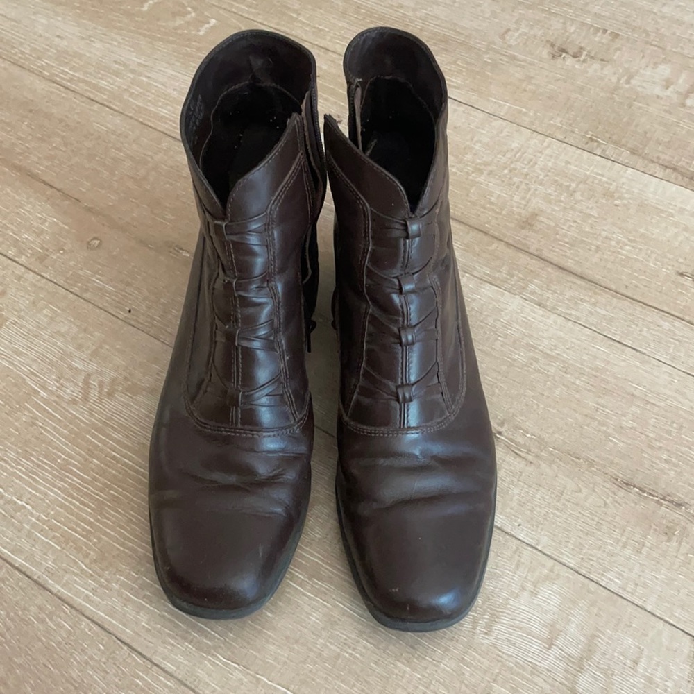 Brown leather size 9 booties with zipper